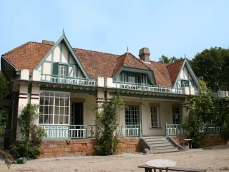 Recreatiecentrum Noordzee aan de kust van België voor 60 personen met een groot recreatieterrein om het huis heen.